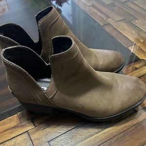 SOREL Lolla ll Brown Leather Cutout Distressed Ankle Booties Size 6